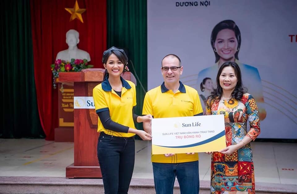 SUN LIFE VIỆT NAM CÙNG H'HEN NIÊ TRAO TẶNG TRỤ BÓNG RỔ